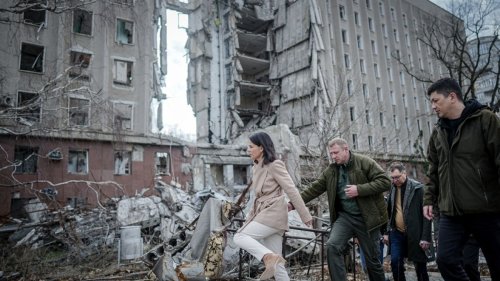 Annalena Baerbock: "Mit High Heels durchs Kriegsgebiet!" Außenministerin schockt bei Ukraine-Besuch