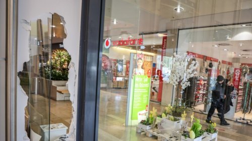 Polizeimeldungen für Duisburg, 22.04.2025: Mittelmeiderich - Kinder beschädigen Glasaufzug