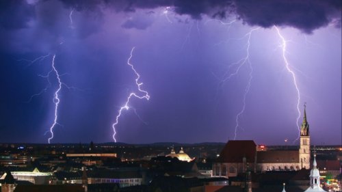 Wetter in Friesland heute: Hohes Gewitter-Risiko! Wetterdienst ruft Warnung aus
