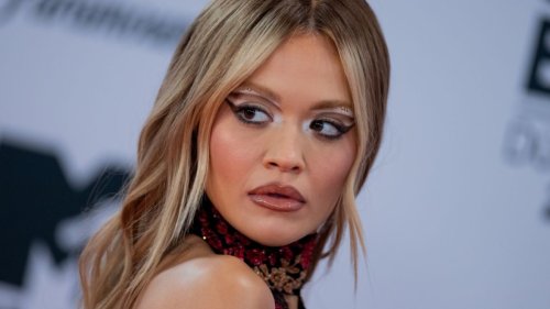 Rita Ora: Heißer Höschen-Blitzer! Im Nackt-Kleid zeigt die Sängerin ihre Traumkurven