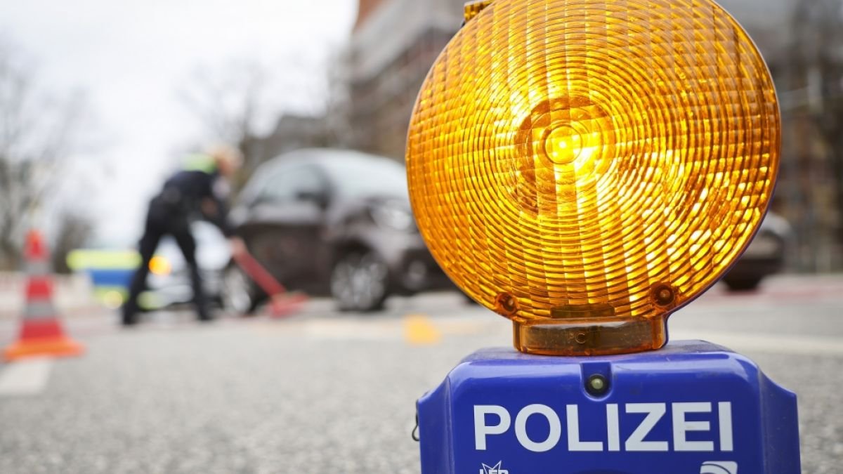 Blaulichtreport für Saarbrücken, 17.04.2025: Vor der Drittliga-Begegnung zwischen dem 1. FC Saarbrücken und der SG Dynamo Dresden / Polizei weist auf Sperrung der Camphauser Straße hin