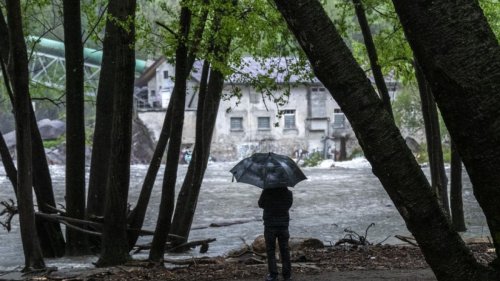 Unwetter in Italien und der Schweiz: Überflutete Straßen, gewaltige Schneemassen - Videos zeigen Wetter-Horror