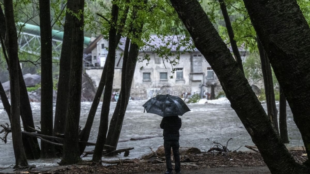 Unwetter in Italien und der Schweiz: Überflutete Straßen, gewaltige Schneemassen - Videos zeigen Wetter-Horror