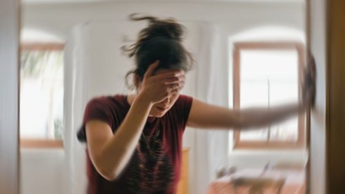 Ernste Symptome: Dauerhaft müde? Ein Mini-Schlaganfall könnte die Ursache sein