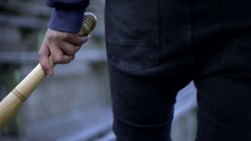 Männer von Jugendgang verprügelt: Baseballschläger-Attacke! Schon wieder Jugendgewalt in Heide