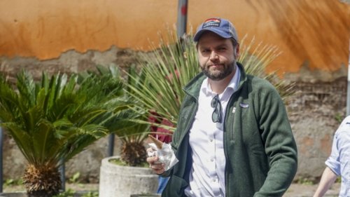 J.D. Vance: Panne beim Rom-Besuch: Chaos-Auftritt wird für den Trump-Vize zum Desaster