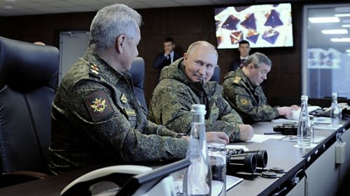 News des Tages heute: 40 Millionen Soldaten! Putin droht mit Mega-Armee / Daniela Katzenberger oben ohne / Nazi-Wirbel bei Melanie Müller