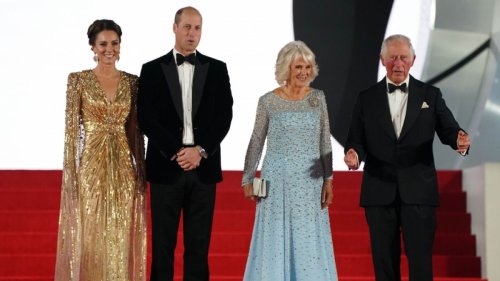 König Charles III. und Prinz William: "Fantastische Vier": Neues Porträt mit Camilla und Kate verzückt Fans