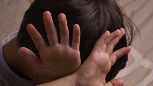 Junge auf Schulgelände misshandelt: Schock-Video im Netz! Täter treten Opfer gegen den Kopf
