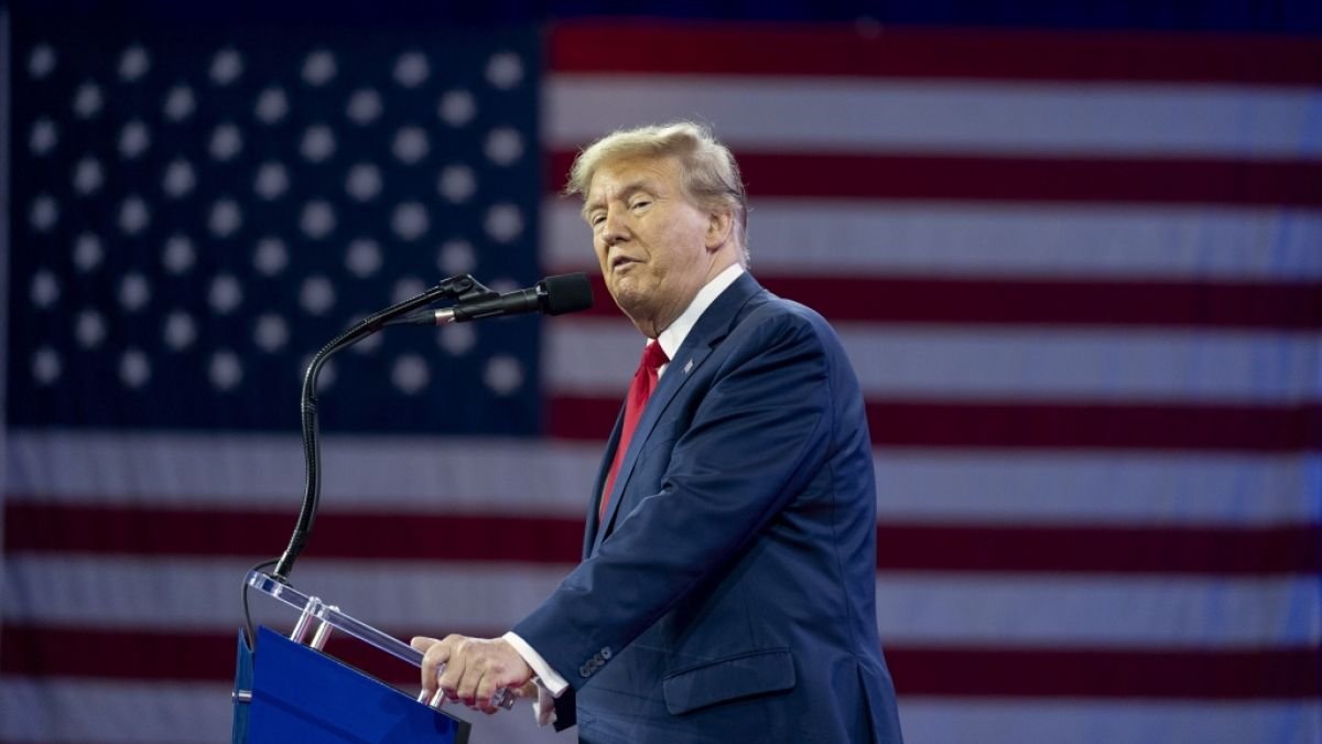 Donald Trump: 100 Tage Präsident: Trump feiert sich vor Anhängern selbst