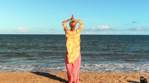 "Yoga in Indien: Unterwegs mit Esther Schweins" bei Arte nochmal sehen: Wiederholung der Reisereportage im TV und online