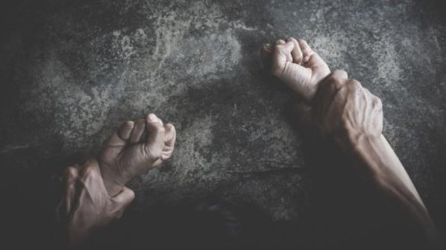 Schock-News aktuell: Ehemann lässt Ehefrau vergewaltigen - Baby mit vier Beinen und Armen geboren