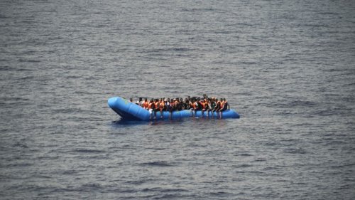 Flucht über das Mittelmeer: Schwere Vorwürfe! Arbeiteten Seenotretter mit Schleppern zusammen?