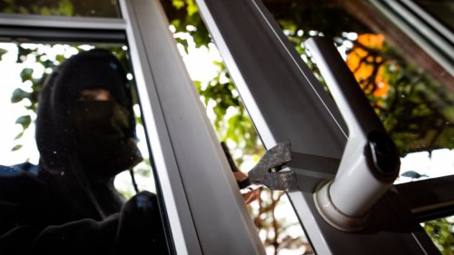 Polizeimeldungen für Maintal, 24.04.2025: Falscher Handwerker ergaunert Geldbörse von Seniorin - Suche nach etwa 40 Jahre altem Trickdieb