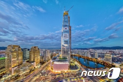 롯데월드타워 123층 상량식…국내 초고층 역사 새로 썼다