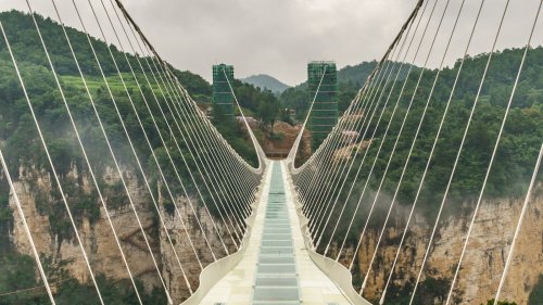 5 Glass-Bottom Bridges that Guarantee a Vertigo-Inducing Sensation