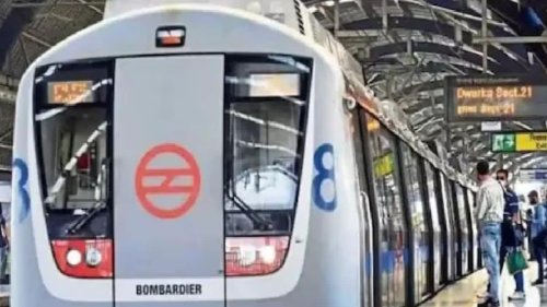 Viral Video Of Kanwariyas Dancing Inside Delhi Metro Angers Netizens Dmrc Reacts News18