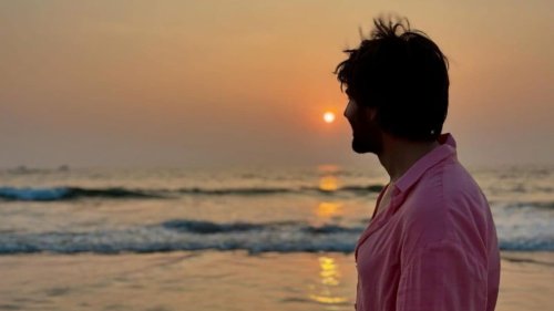 Kartik Aaryan Gazes At The Sunset, Looks Dapper In Pink Shirt As He Spends Quality Time In Goa