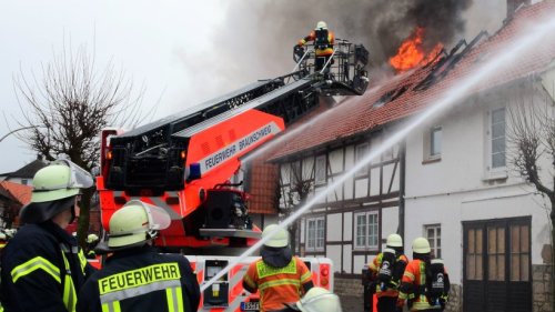 Kreis Wolfenbüttel: Feuer in Veltheim – Flammen schießen aus Dach!