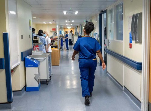 Government urged to make extra payments to stop nursing staff leaving NHS