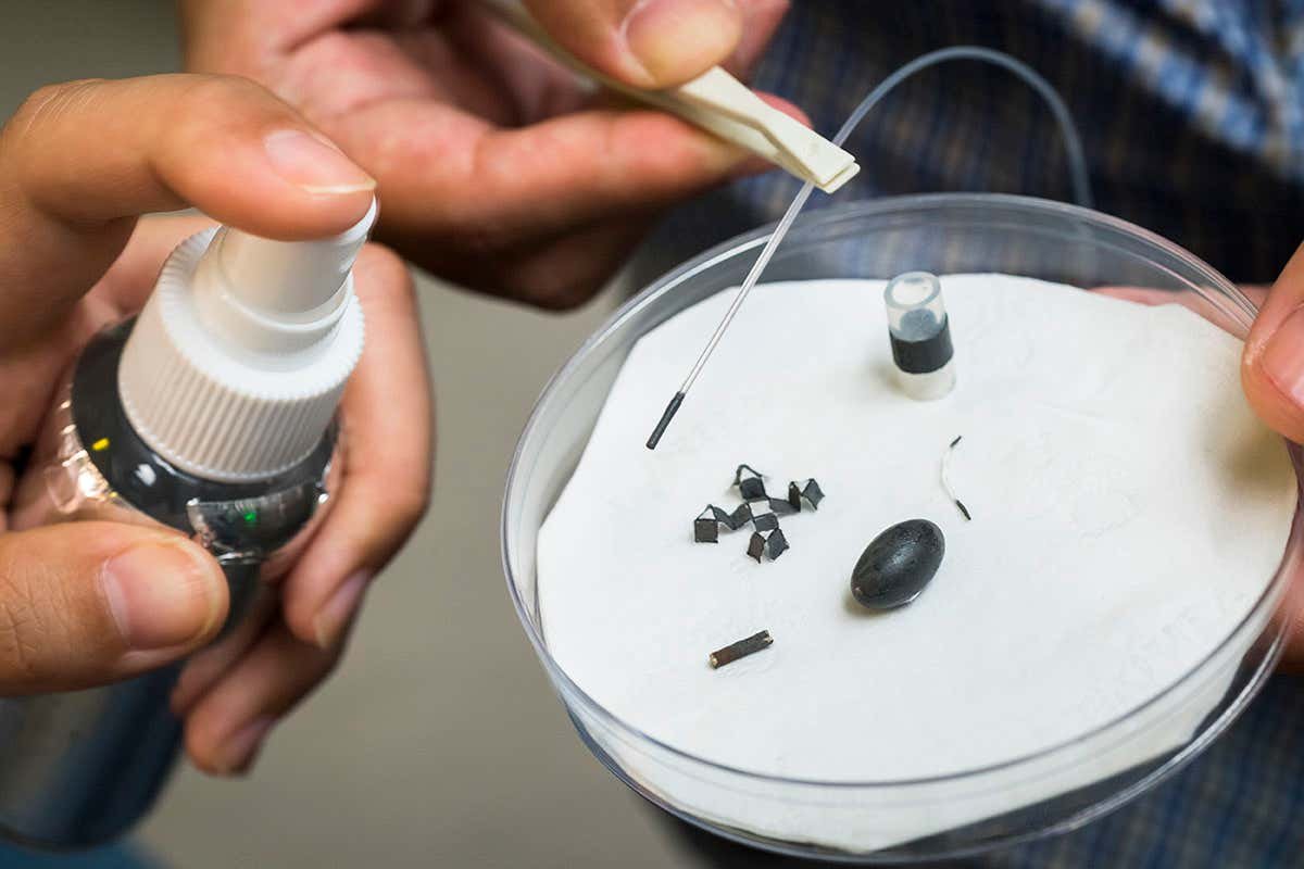 Magnetic spray turns objects into mini robots that can deliver drugs