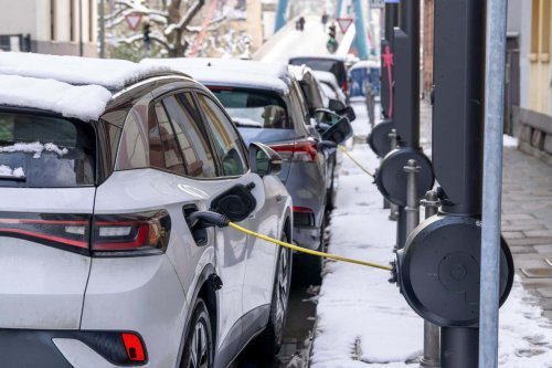 Battery breakthrough lets electric cars run longer in extreme cold
