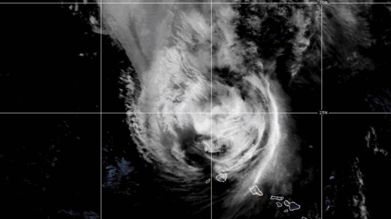 Hawaii's western islands hit by fierce winds from Hurricane Lowell, leaving extensive damage