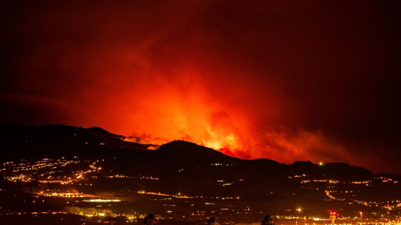 Thousands more evacuated as Tenerife fire rages on Spains Canary Islands Flipboard picture