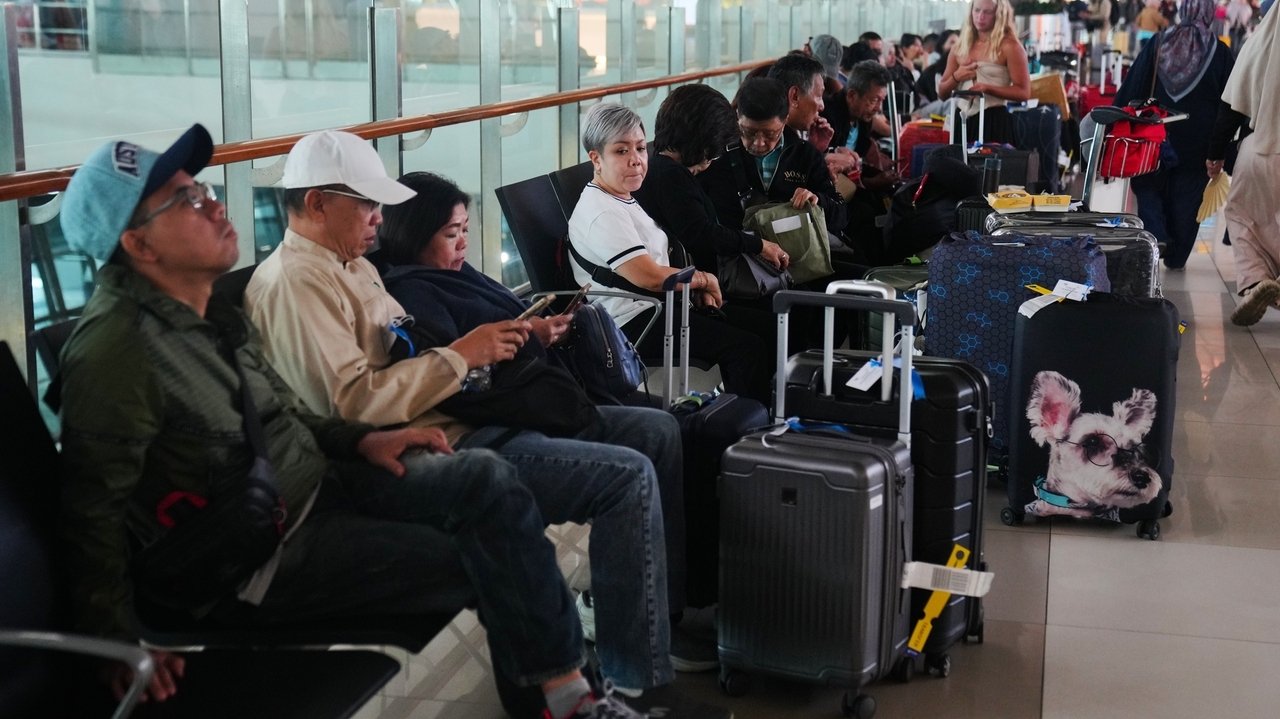 Indonesia cancels flights at Jakarta airport as Anak Krakatau volcano erupts