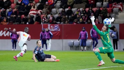 Bayern Munich goalkeeper Grohs makes her first start since treatment for tumor