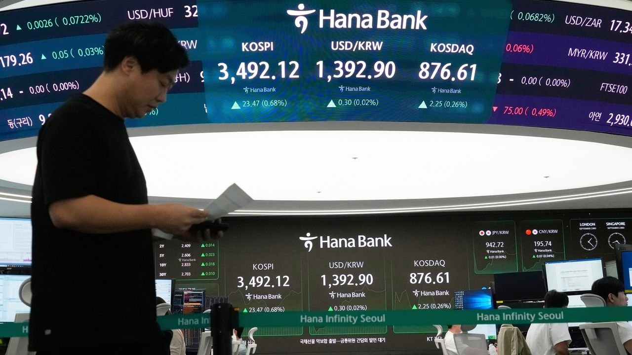 Asian shares trade mixed after US stocks set more records