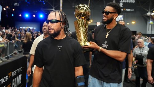 Knicks' Jalen Brunson gets custom WWE championship belt, KAT chokeslams two wrestlers at MSG