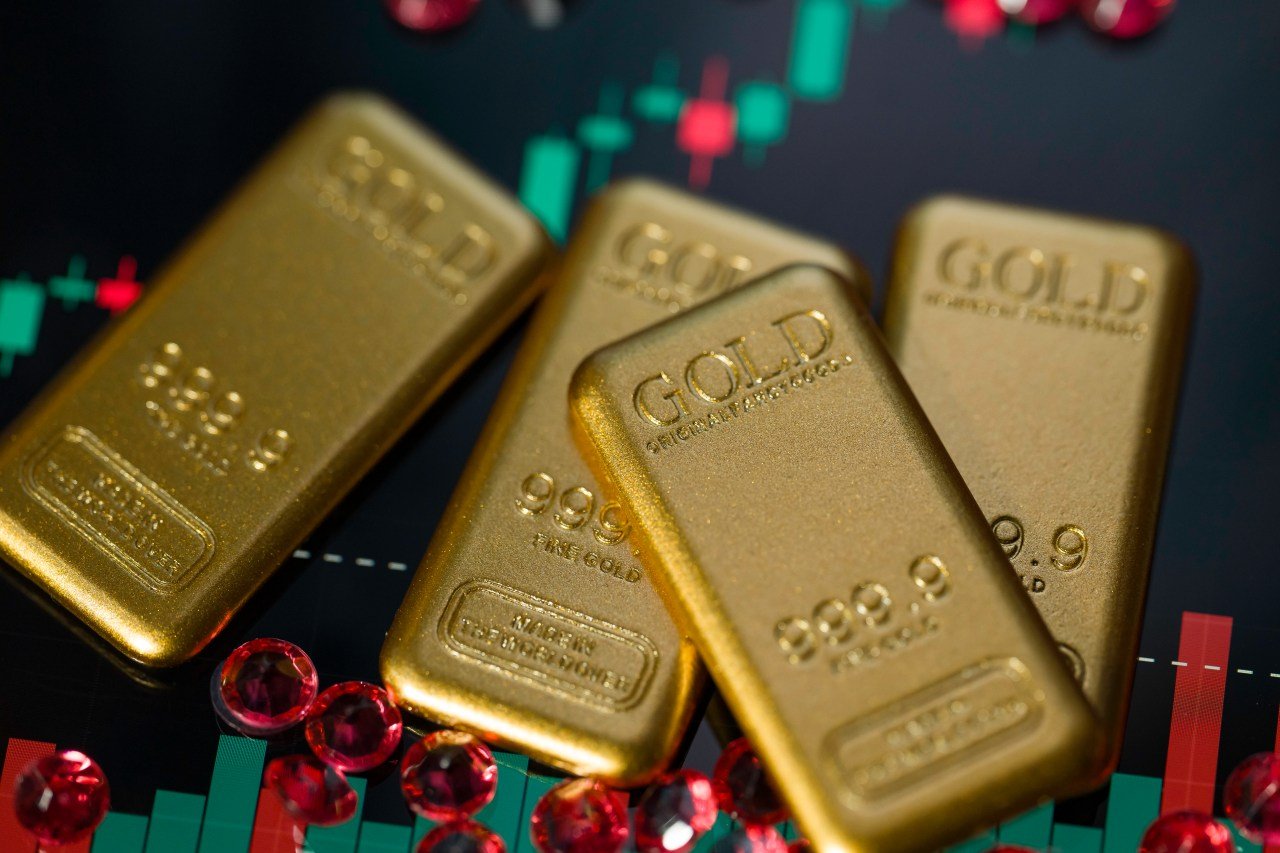 Price of gold surges as investors seek shelter from global risks