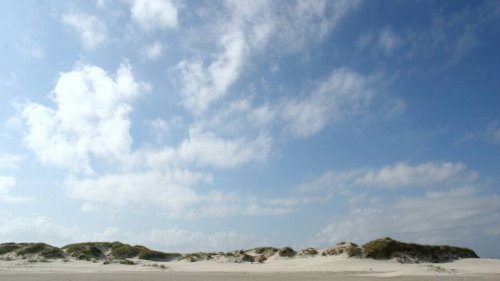 Man dies struggling to reach Outer Banks beach after wave flips boat, NC park says