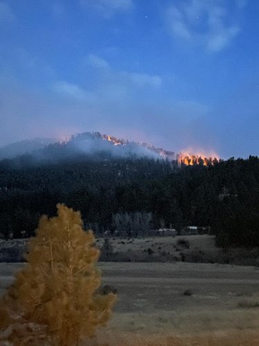 Wildfire west of Colorado Springs grows to 1,100 acres; strong winds expected through day