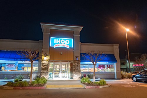 IHOP customer smashes glass after "slow service" in wild video