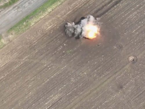 Footage of Russian Tank Driving Through Minefield Puzzles Ukrainian Forces