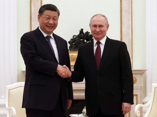 Fact Check: Photo of Putin on His Knees in Front of China's Xi