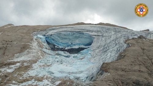 Alpine Glacier Chunk Detaches, Killing At Least 6 Hikers