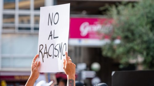 Las propuestas de los partidos nacionales sobre racismo y migración en sus programas para el 28-M