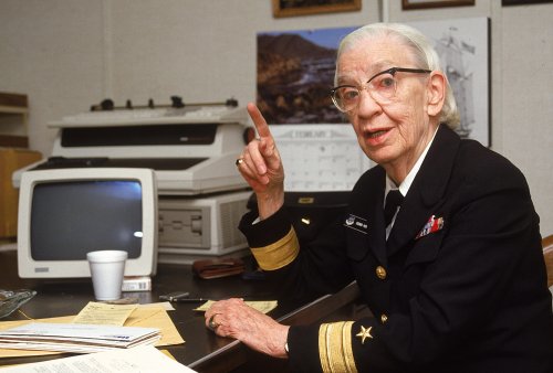 Discover the Remarkable Life of Trailblazing Computer Scientist Rear Admiral Grace Hopper: “Queen of Code” - Nice News