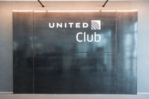 United Airlines’ biggest club lounge opens today at Newark airport. Take a sneak peek.