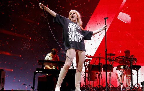 Hayley Williams kicks out fighting fans at Paramore show in NYC