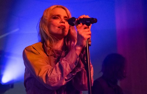 Fans fly “Free Sky Ferreira” banner over Capitol Records in latest protest