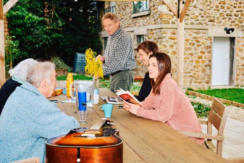 Quand la coloc devient la solution : « Pour le prix d’un studio, je peux faire du piano, profiter d’un jardin et d’une cave… »
