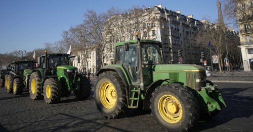 Les agriculteurs manifestent à Paris contre les restrictions des pesticides