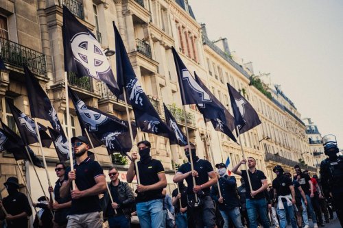 Croix celtiques, tatouages et saluts nazis... Un millier de militants d’ultradroite ont défilé en plein Paris