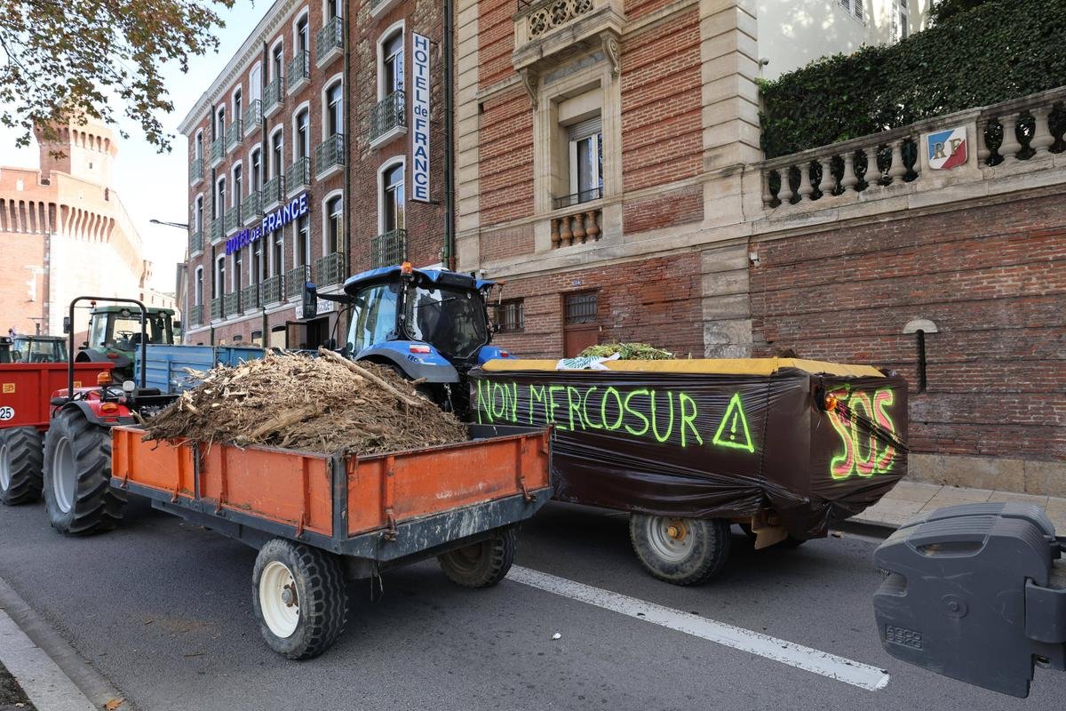 Censure du gouvernement Barnier : les agriculteurs en colère visent la permanence de députés RN et du NFP