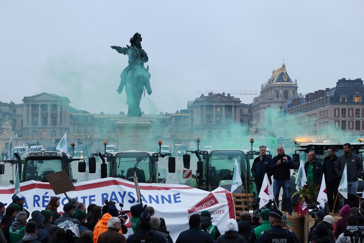 Une centaine d’agriculteurs manifestent devant le château de Versailles contre le Mercosur