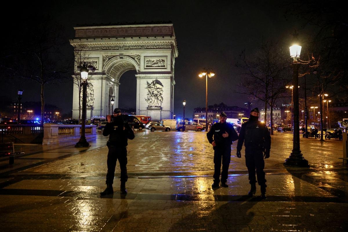 Attaque au couteau à l’Arc de Triomphe : l’assaillant est mort, le parquet antiterroriste se saisit